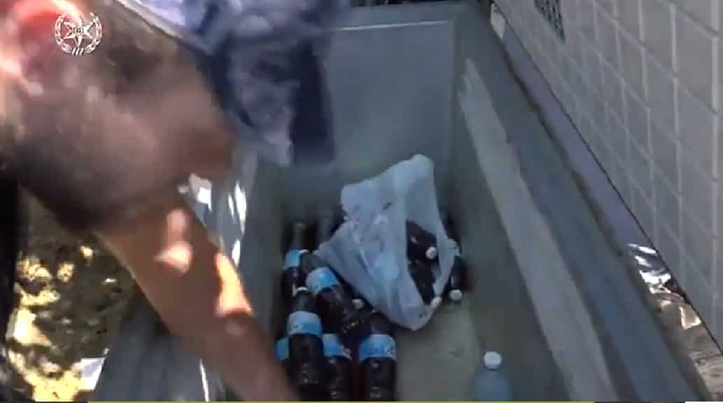 בקבוקי מיץ גת שנתפסו. לחצו כאן לצפייה בסרטון של המשטרה