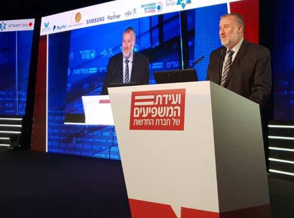 "אני מצפה שהחומרים יועברו ללא דיחוי וללא תנאי". אביחי מנדלבליט