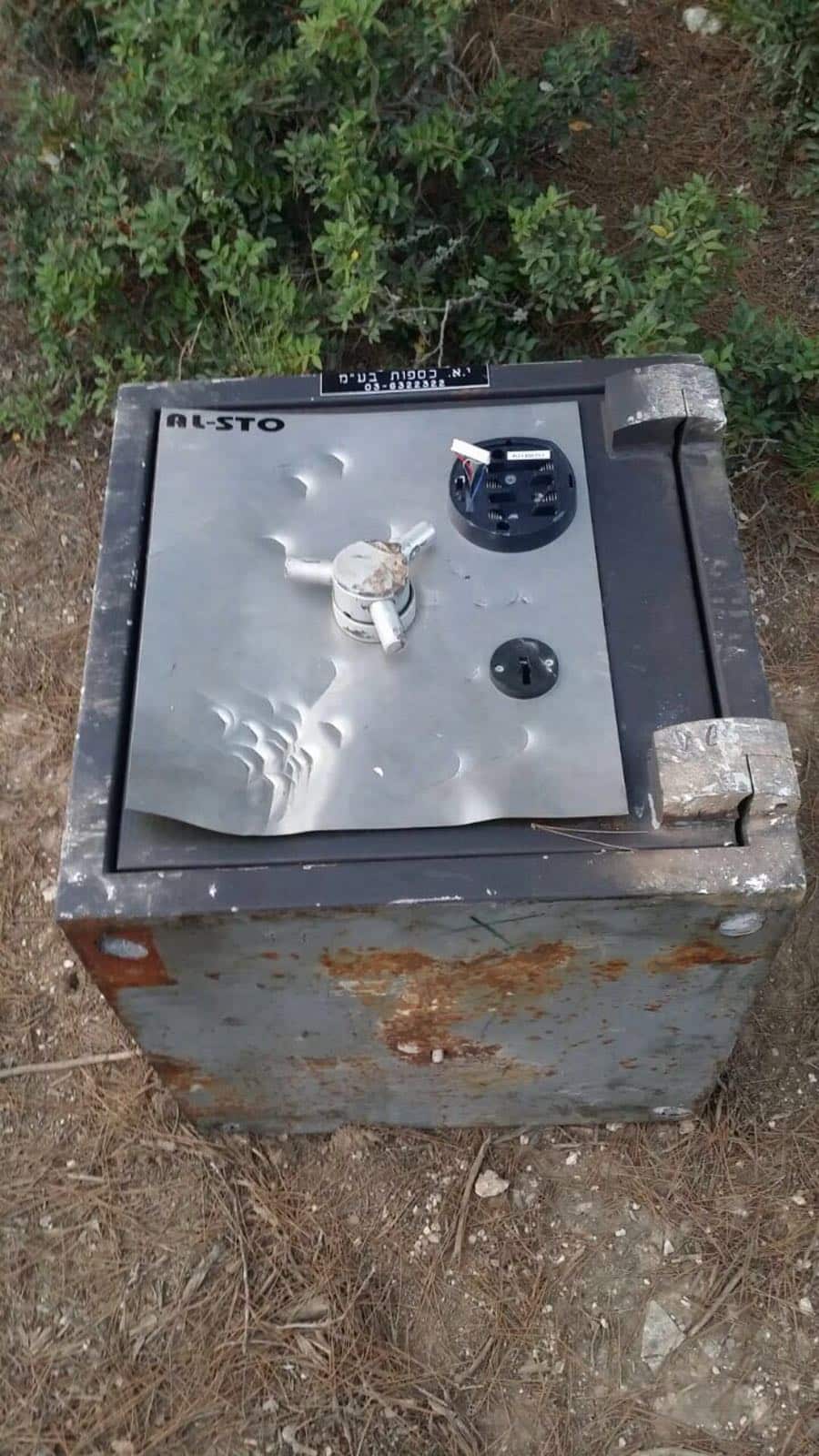 הכספת נעקרה ממקומה (צילומים: דוברות המשטרה)