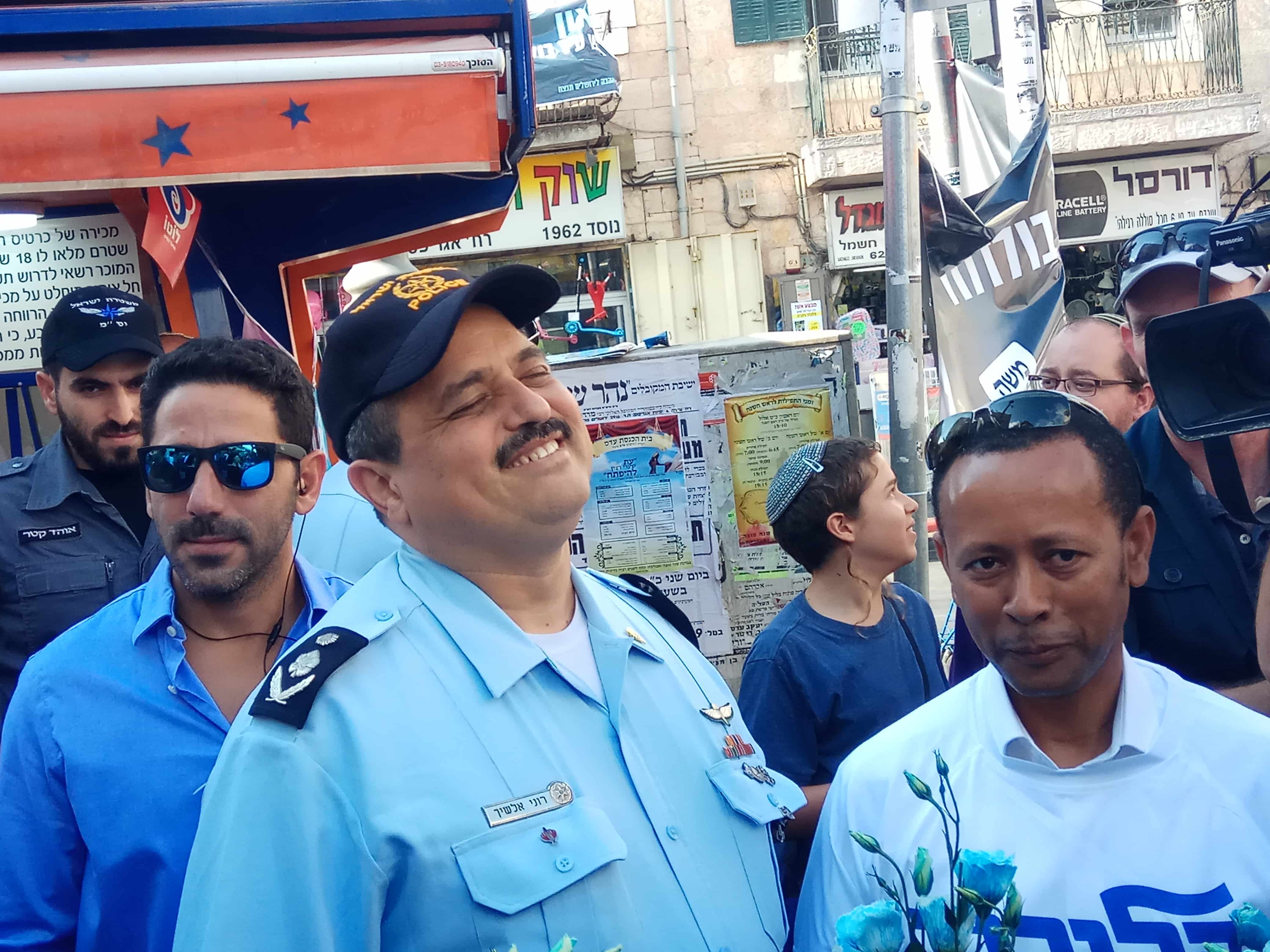 "בושה וחרפה איך שזרקו אותו", אומר אחד האנשים