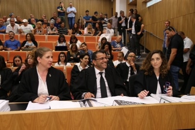 עו"ד אלכסנדרה קרא (מימין) עם עו"ד מירום ועו"ד מזור, חבריה לצוות התביעה (ארכיון)