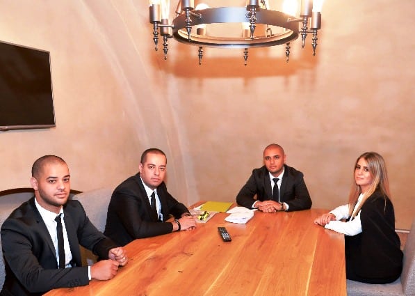 האחים במשרד