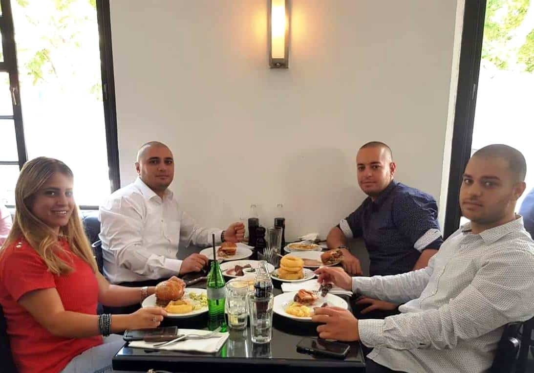 האחים כבוב במסעדה