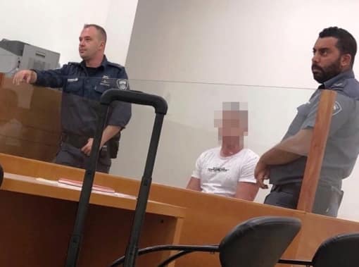 החשוד בבית המשפט עם חשיפת הפרשה