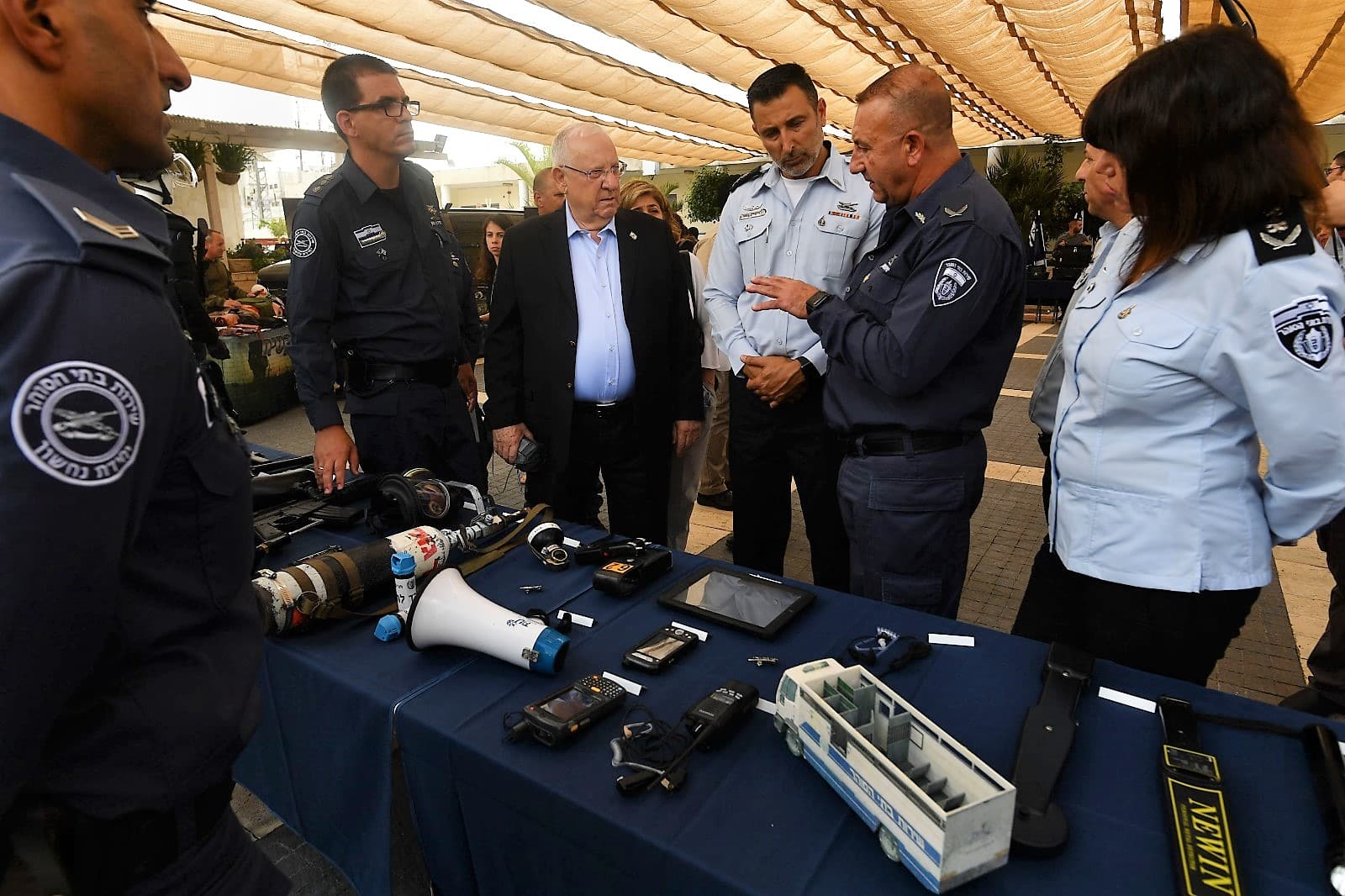 "דברים שיוצאים מהלב, חזקה עליהם שיגיעו ללב". הנשיא ריבלין והנציבה קלינגר בסיור (צילום: קובי גדעון, לע"מ)