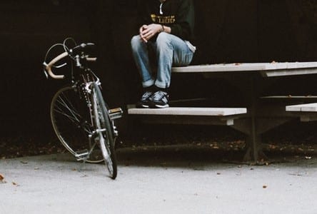 המתלונן פגש את הנאשם שעזר לו לקשור את אופניו (אילוסטרציה: Ezra Comeau-Jeffrey מאתר Unsplash)