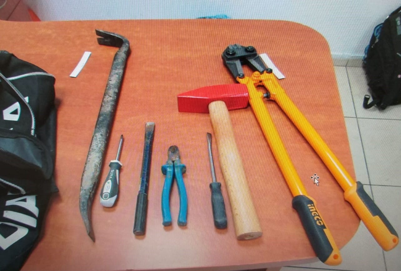 כלי הפריצה שנתפסו (צילום: דוברות המשטרה)