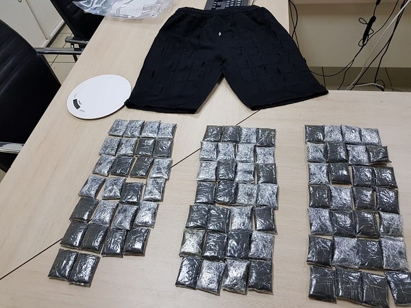 קוקאין במכנסיו של בלדר קולומביאני בנתב"ג