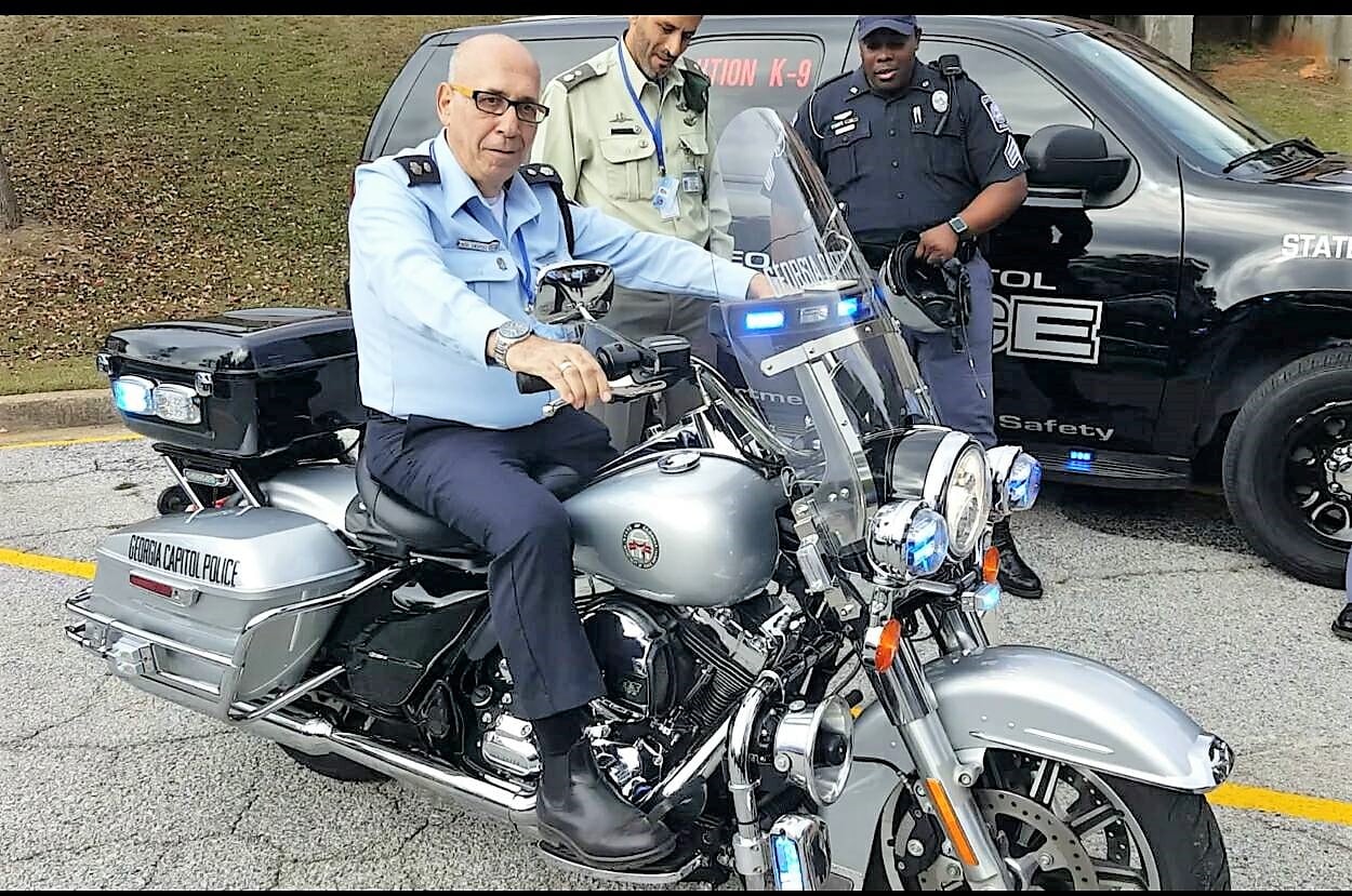 שהרשות המקומית תבדוק את הכלי, ויוציאו לו לוחיות רישוי, כמו פעם, עם האופניים. נועם בגיינסקי