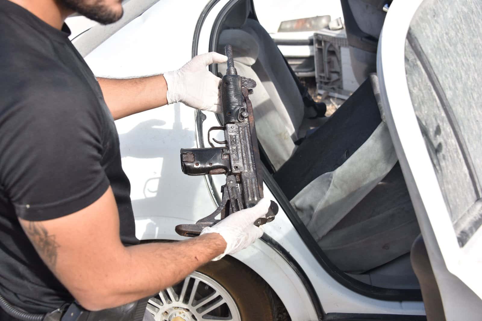 מקלע עוזי שנתפס בדיר כבשים (צילומים: דוברות המשטרה)