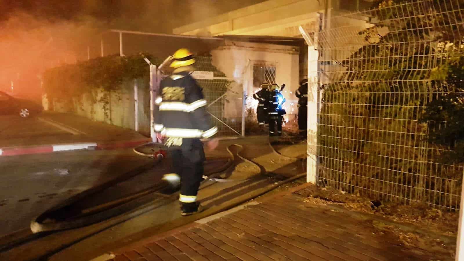 הכבאים מנסים להשתלט על האש שאחזה במרכז (צילום: כב"ה זבולון)