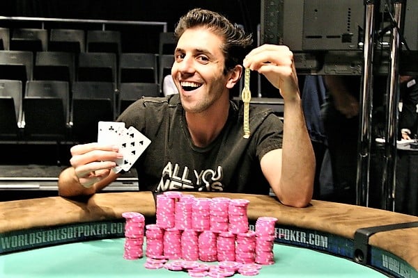 תלוי אם זה משחק בודד או טורניר. רפי אמית בעבודה