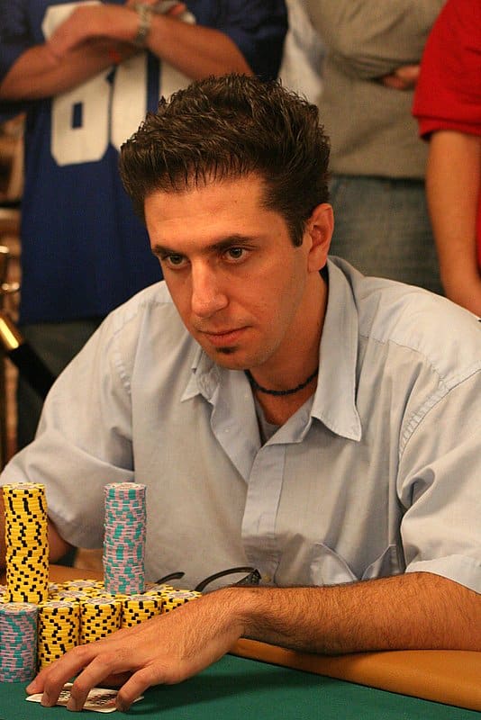 "משחקים פוקר עד שהעיניים נעצמות". אמית