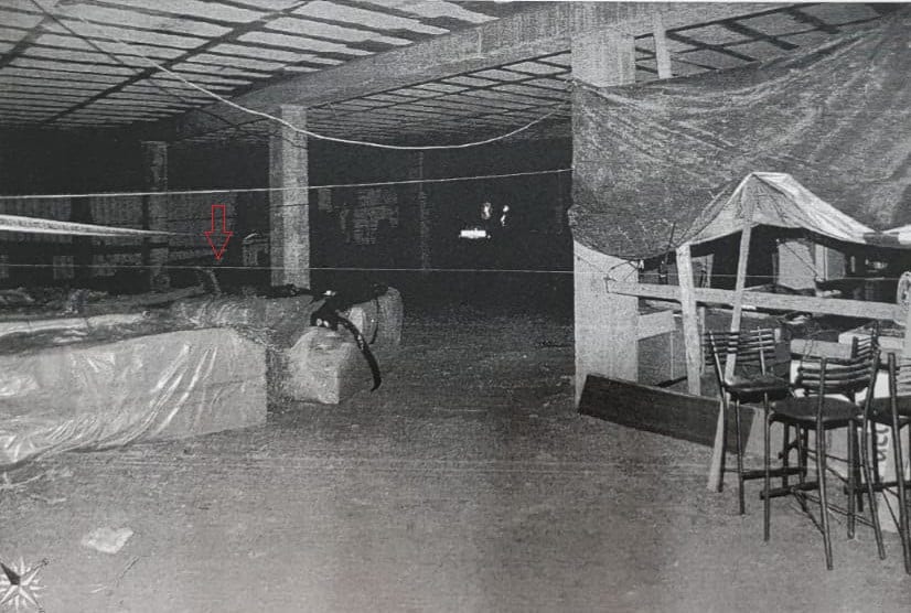 זירת הרצח. החץ מצביע על האזור בו נמצאה הגופה