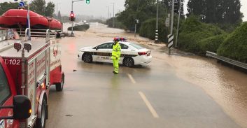 המשטרה נערכת להצפות וקוראת לנהגים לוותר על נסיעות לא הכרחיות