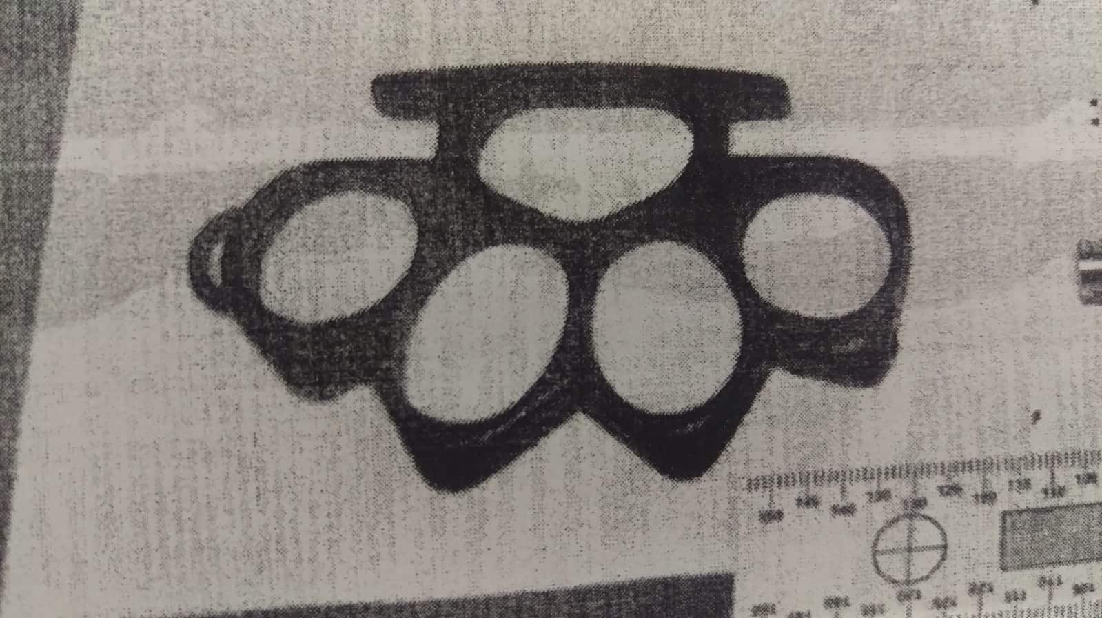 טען שהוא מוחזק להגנה עצמית. האגרופן שנתפס