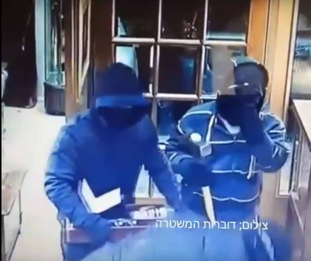 השודדים בפעולה בחנות התכשיטים (לחצו על התמונה לצפייה בסרטון השוד)