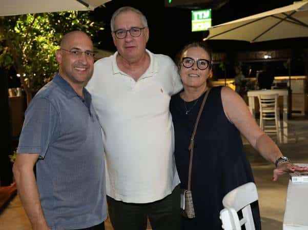 איש הטלוויזה משה נסטלבאום שעושה במשרד התמחות כחלק מהסבה מקצועית לעורך דין, עם בת זוגו סבי