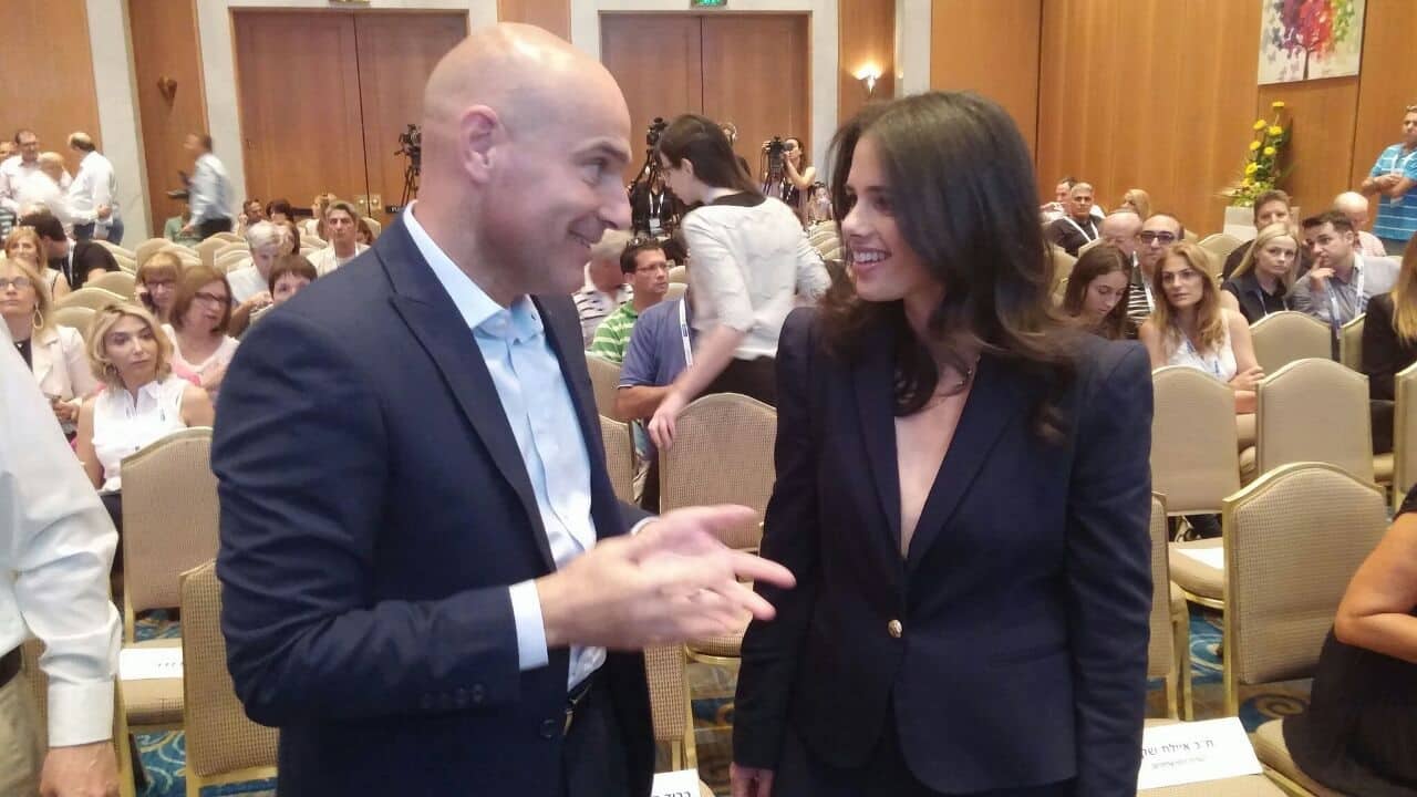 תחילת "הרומן" בין נוה לשקד, כנס אילת הראשון שלה כשרת משפטים