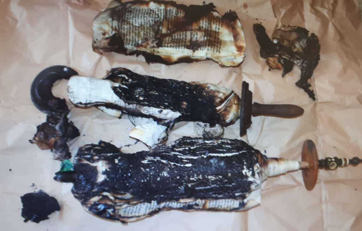 ספר תורה שנשרף בבית הכנסת (צילום: דוברות המשטרה)