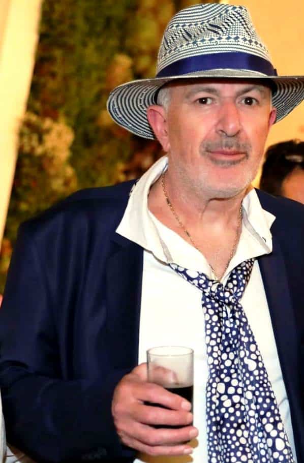 התאור של המתלוננים והמשטרה על רעול הפנים שהסתער על הקופאית בפיצוצייה נשמע אמין ביותר, מה גם שהוא מלווה בסרטון האבטחה. אלא שאפילו העדויות והתמונות החד משמעיות אינן מלמדות על הדרמה שהתרחשה מאחורי הקלעים של הצילומים.