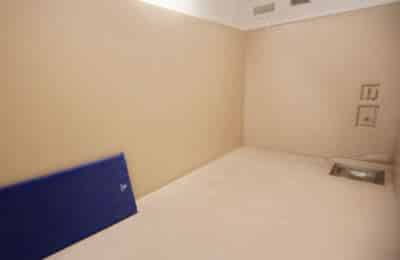 תא "חללית" מרופד נטול ריהוט מכל סוג שהוא אשר מצולם 24 שעות ביממה, ובו כולאים עצורים ואסירים אשר יש חשש ממשי שהם יפגעו בעצמם