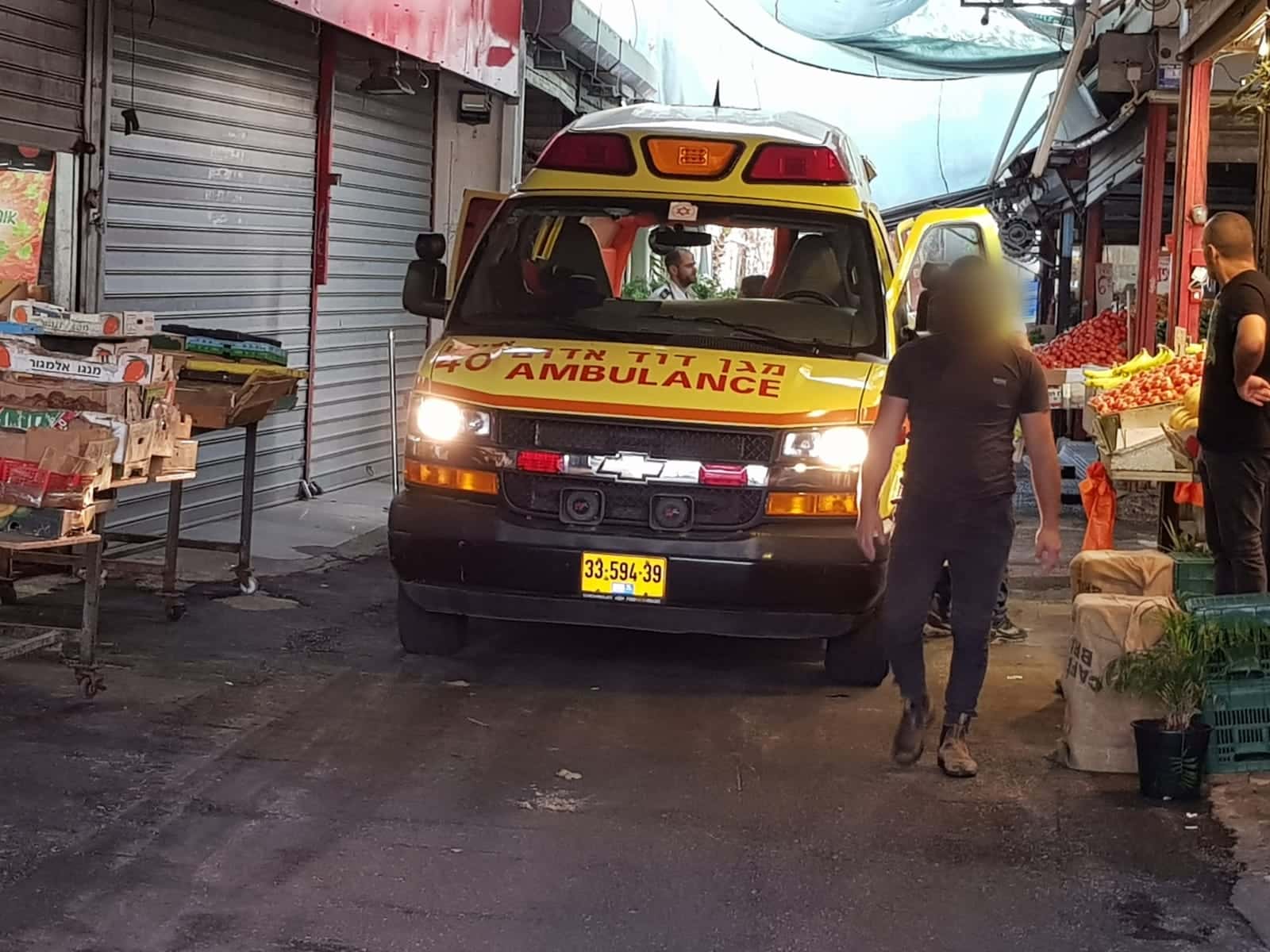אמבולנס בזירת האירוע בשוק הכרמל - צילום: תיעוד מבצעי מד"א