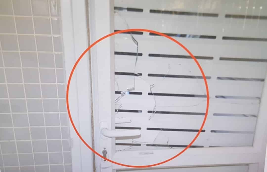 תריס שבור באחת הדירות שנפרצו