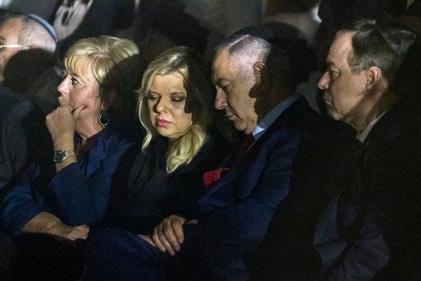 הפרסום החדש אצל גידי וייץ ב"הארץ" על "הסכם שלום תמורת הסדר טיעון" קומם מאוד את נתניהו עצמו בסוף השבוע שעבר, אלא שכבר לא היה למי לומר זאת, בטח לא אחרי כל המחמאות שהוא הרעיף עליו אחרי מותו בהלוויה ובאירועים אחרים