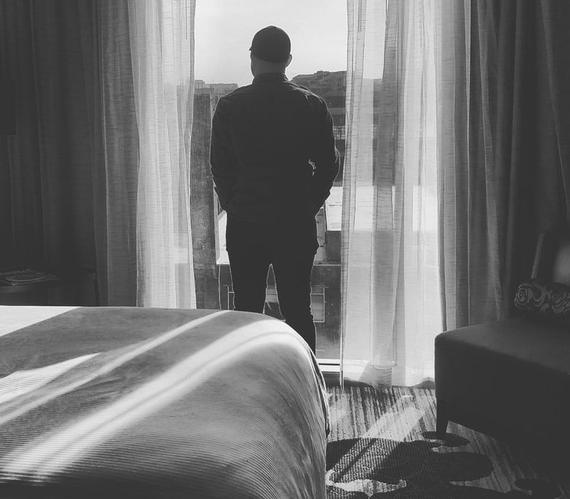 נאלץ לעזוב לתל אביב (אילוסטרציה: Jon Tyson מאתר Unsplash)