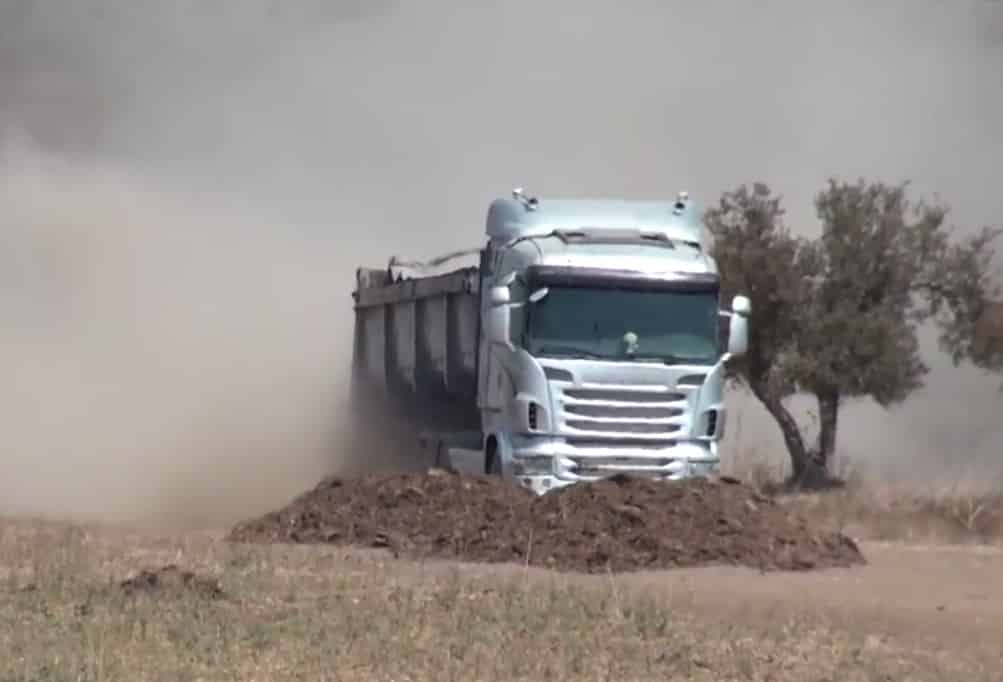 אחת המשאיות ששפכו פסולת בתוואי הנחל