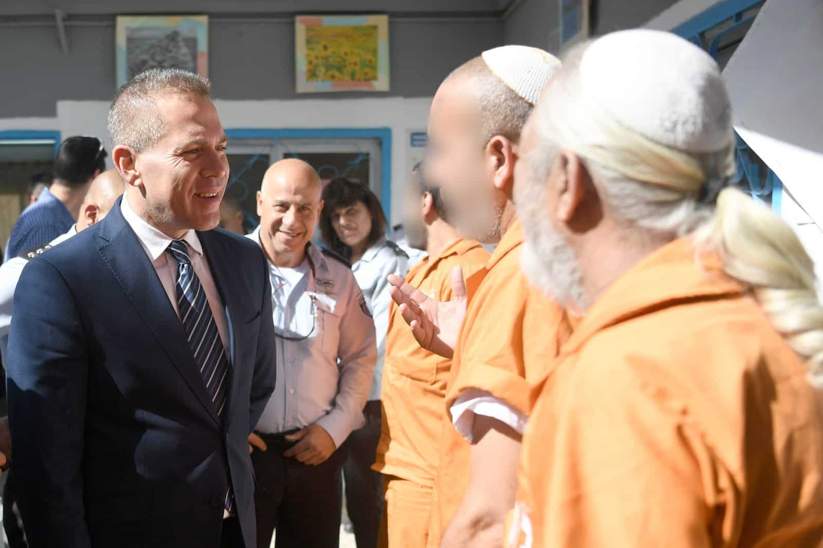 "זה מחזק את הדמוקרטיה הישראלית", השר גלעד ארדן בסיור ביום הבחירות