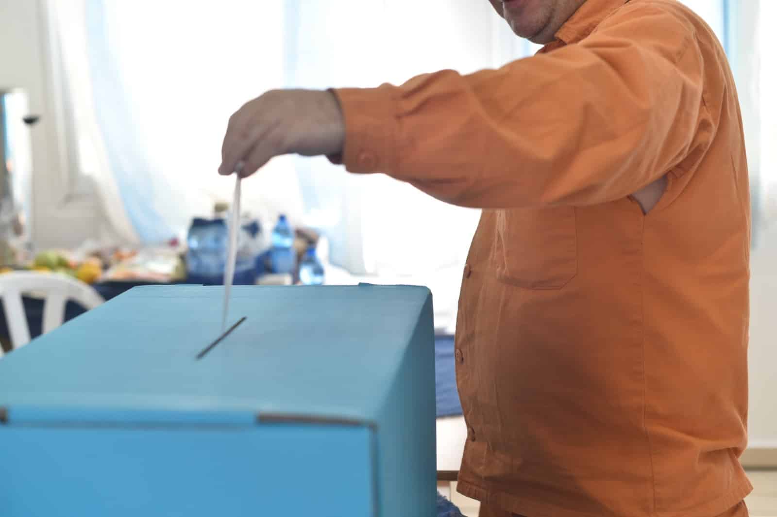 קיבלו הודעות לבוחר בחמש שפות. מצביעים בכלא