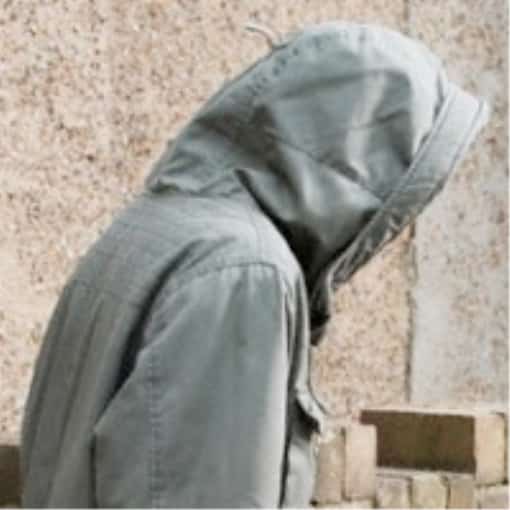 עם קפוצ'ון על הראש ואקדח ביד (אילוסטרציה)