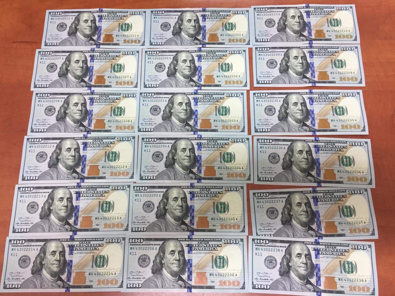 11 לקוחות, תשע עובדות וסכום כסף שנתפס (צילום: דוברות המשטרה)