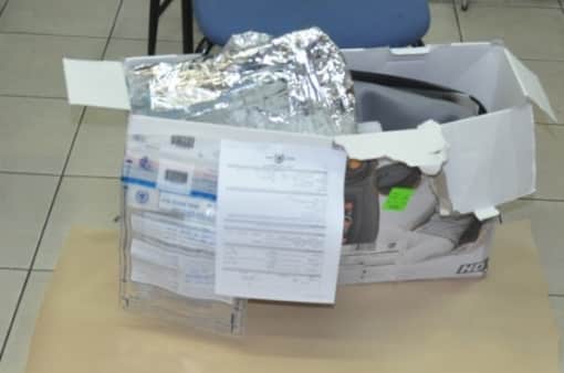 החבילה לאחר פתיחתה בתחנת המשטרה