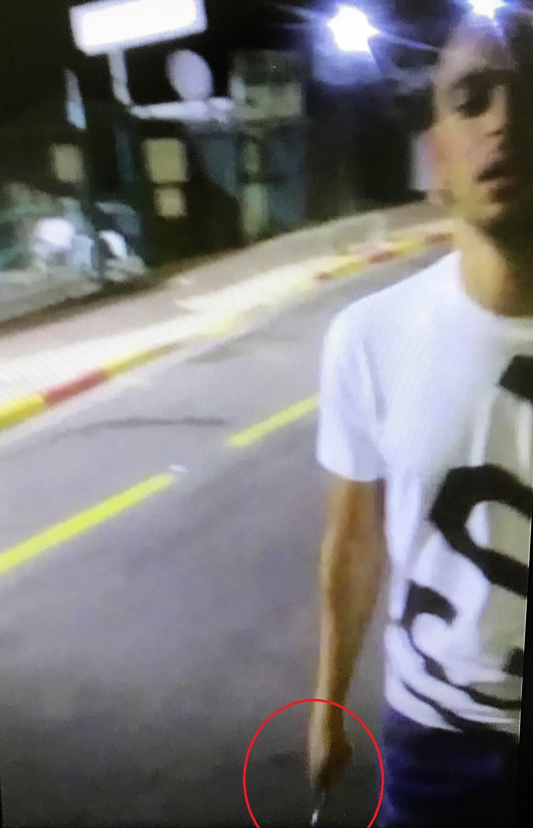 אוחנה בסרטון שצילם המתלונן. האם הוא אוחז בסכין?