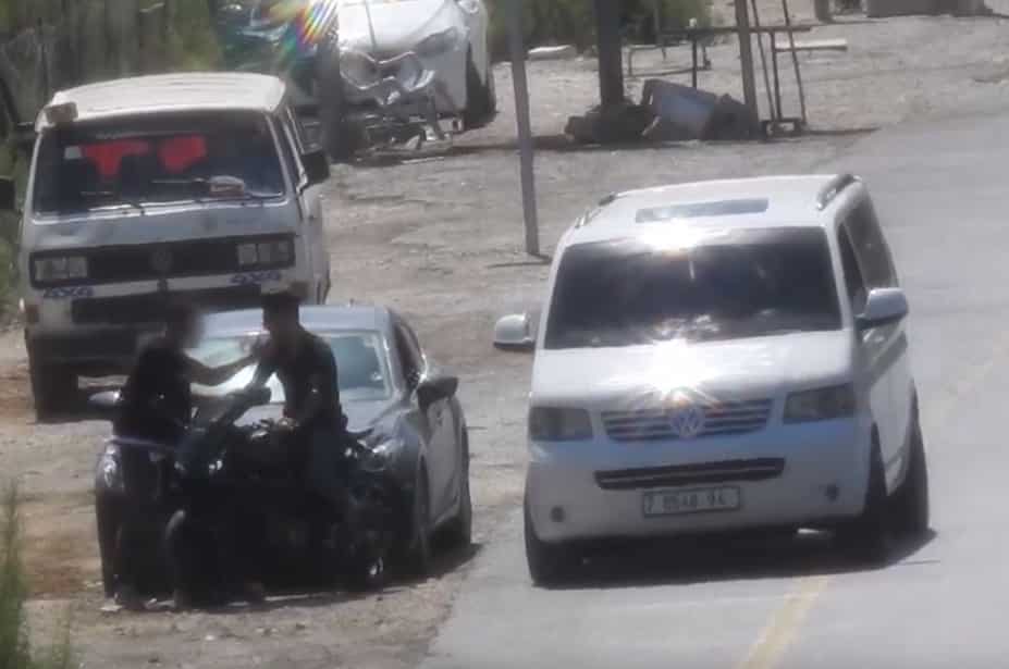 הסוכן הסמוי בעיצומה של אחת העסקאות המתועדות (צילומים: דוברות המשטרה)