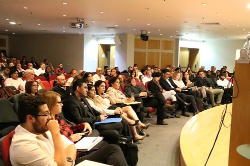 גדשו את האולם. הקהל בהרצאה