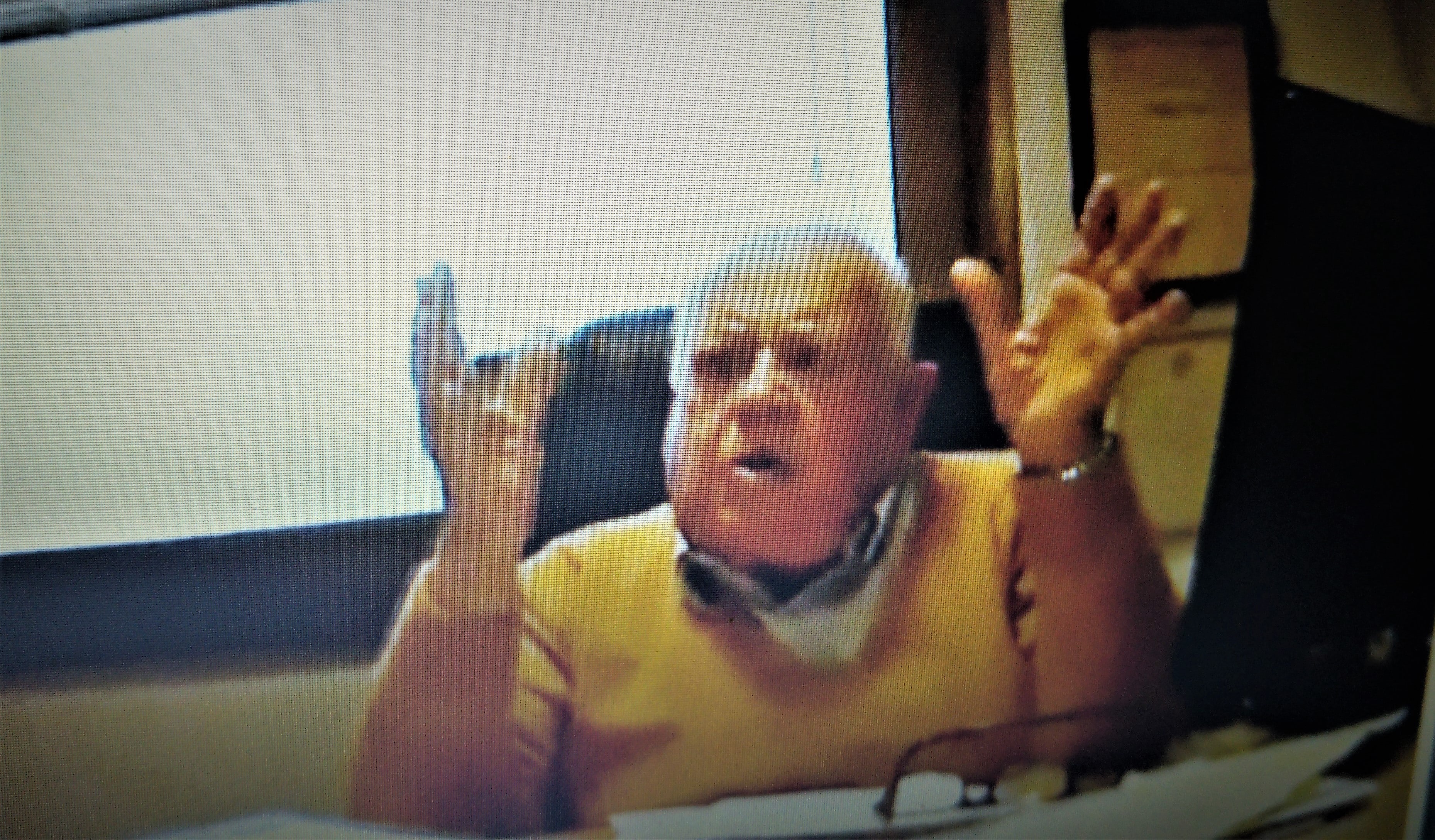 לכאורה, מימן בכספי הדיירים את הוצאות משרדו ומשכורתו. עו"ד אבנר מנוסביץ' (מתוך פנים אמיתיות, ערוץ 10)