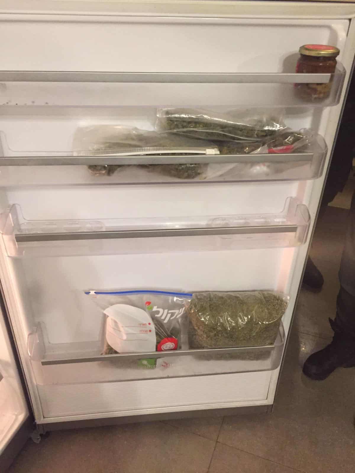 הסמים שנתפסו במקרר (צילום: משטרה)