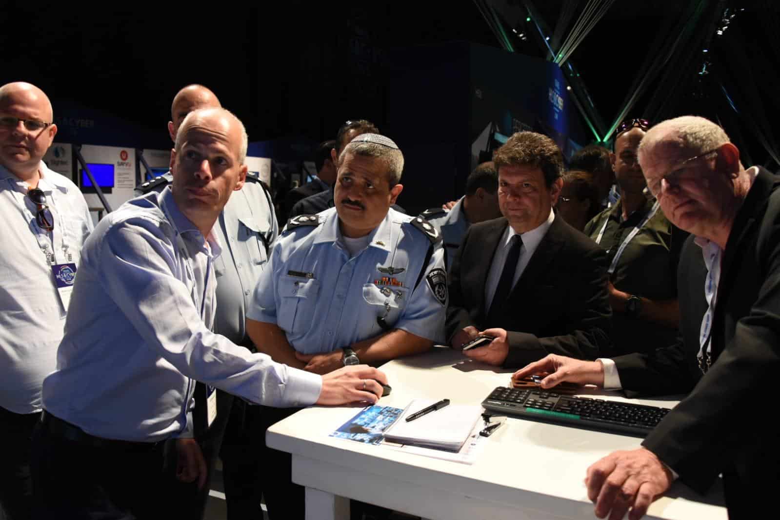 אלשיך בכנס. "טרור ופשע מעצימים זה את זה" (צילומים: דוברות המשטרה)