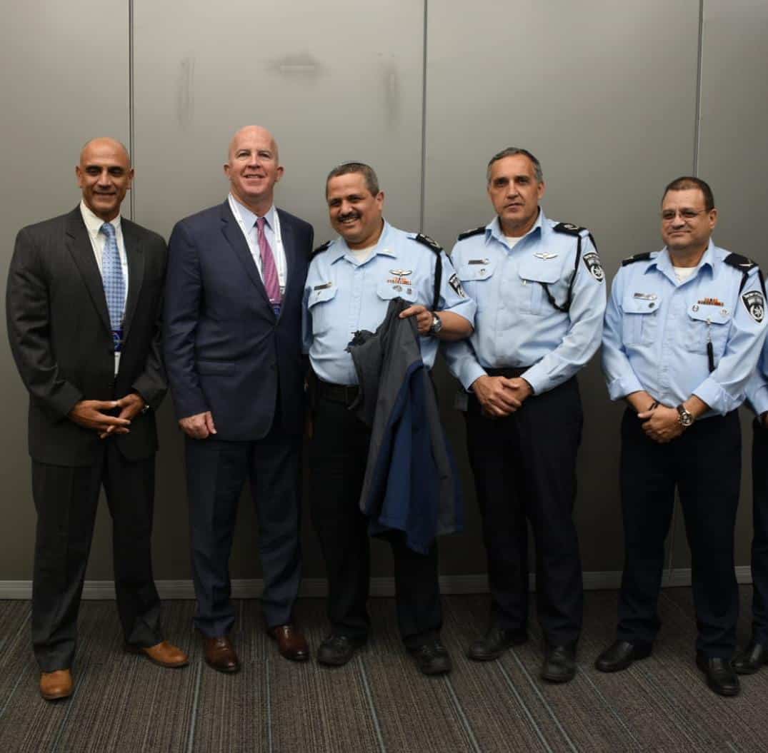 מימין לשמאל: תנ"צ קובי זריהן, ניצב גדי סיסו, המפכ"ל רוני אלשיך ומפכ"ל משטרת ניו יורק (NYPD)