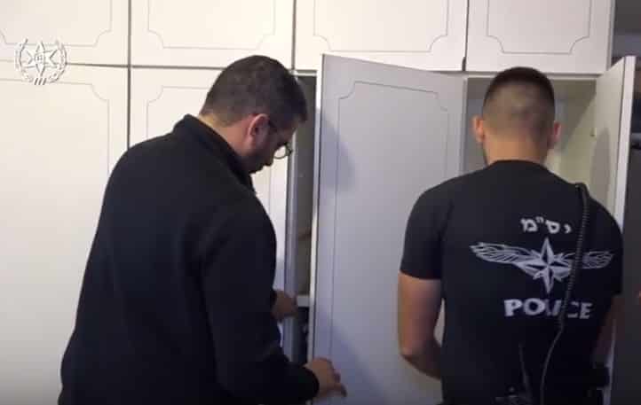 חיפוש המשטרה באחד מבתי הבושת