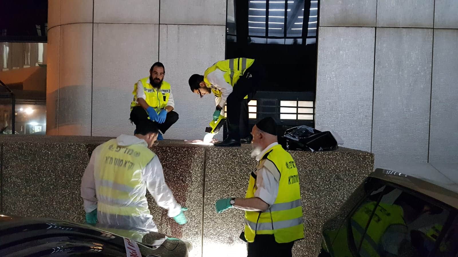 זירת התאבדות במתחם הבורסה (צילום: דוברות זק"א ת"א)