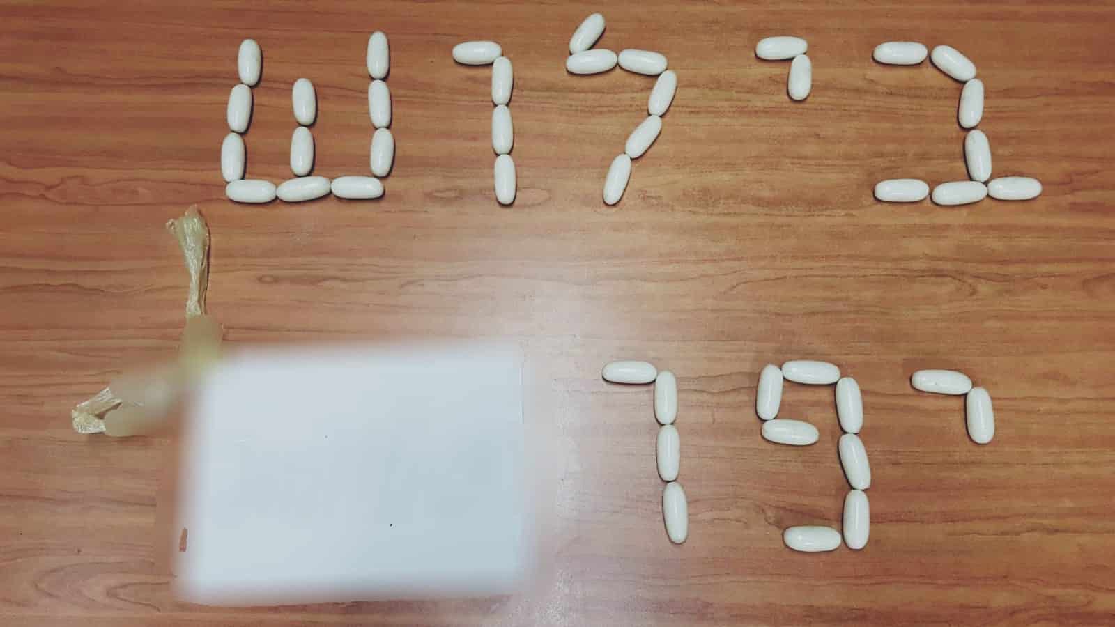 השוטרים רשמו את שם היחידה באמצעות זרגים של קוקאין (צילום: משטרה)