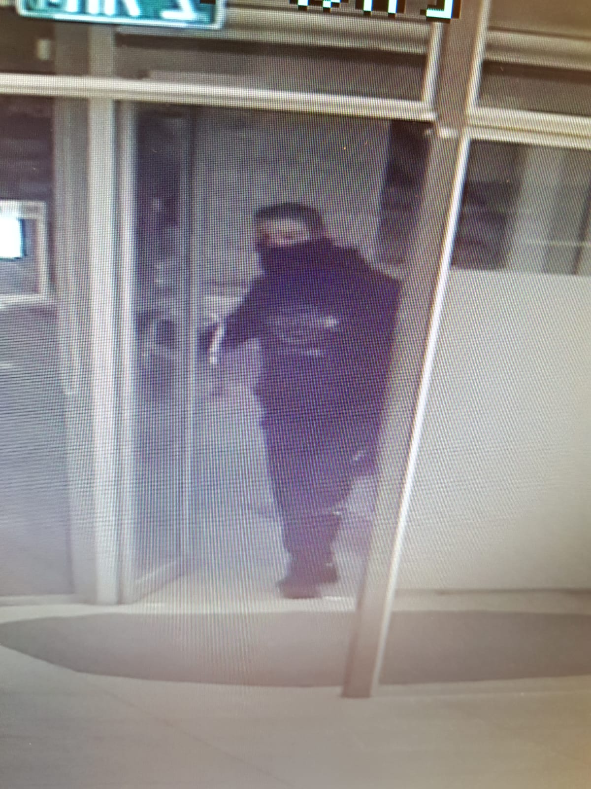 השודד כפי שצולם במצלמות אבטחה (צילום: משטרה)