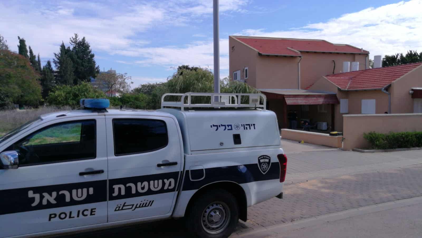 רכב משטרתי בפתח הבית שנפרץ בכפר סבא (צילום: פרטי)