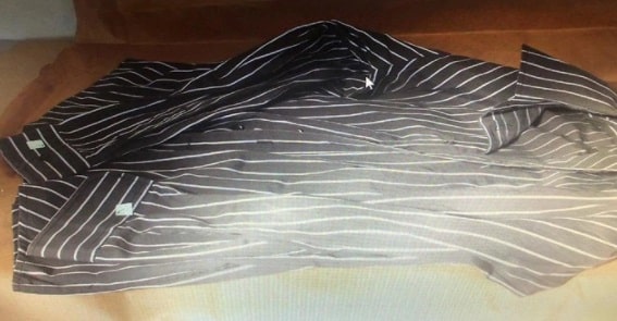 שחורה או שחורה עם פסים, טיפות דם ולא טבולה בדם. החולצה שנמצאה בזירה