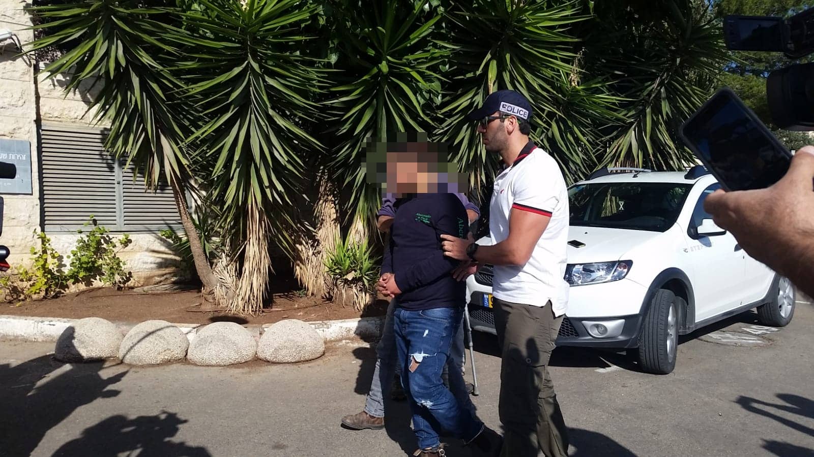 אחד מהחשודים מובא להארכת מעצרו (צילום: פוסטה(